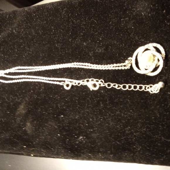 Infinity knot with diamonds pearl in center, Silver toned necklace - Picture 4 of 6